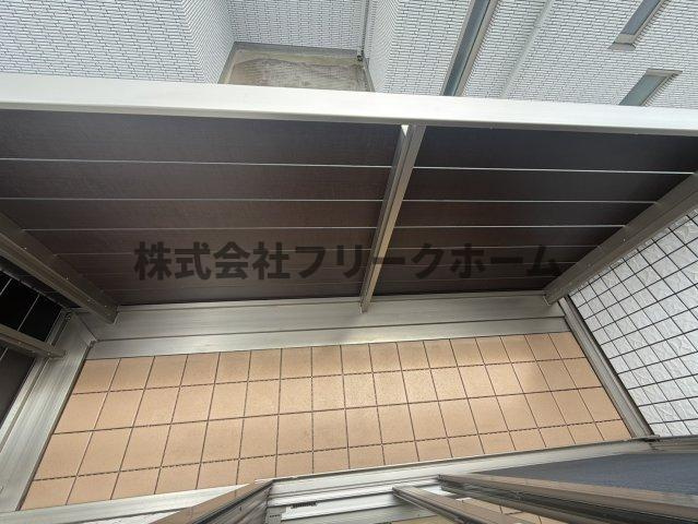 三鷹市井の頭３丁目のアパートのバルコニー