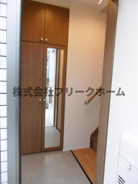 三鷹市井の頭３丁目のアパートの玄関