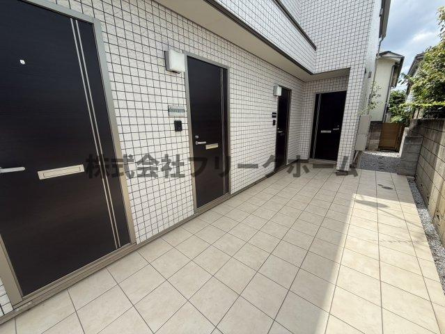三鷹市井の頭３丁目のアパートのエントランス