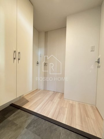 ラシーヌ瓦屋町の玄関
