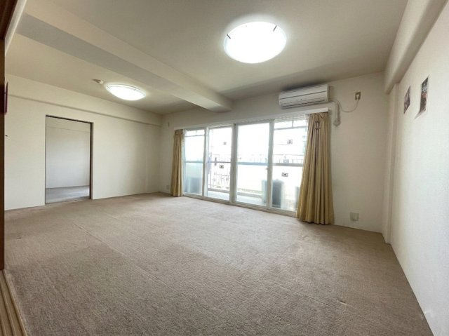 中古マンション　エクレール郡山弐番館の居間・リビング|AIにて家具消し加工を行っております。
南向きの大きな掃き出し窓からはたっぷりの太陽光が差し込みいつでも気持ち良いリビング。二重サッシで快適です！