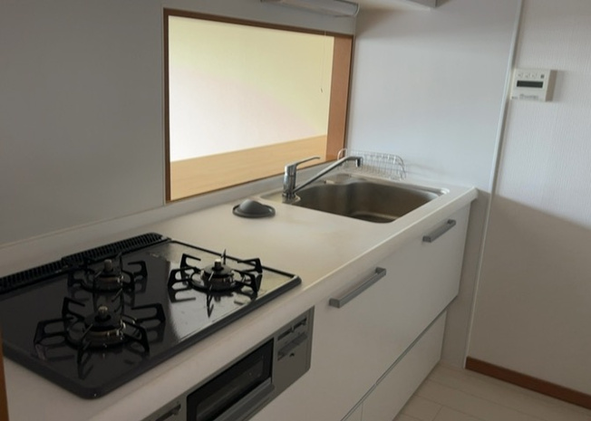 【キッチン】 | ラフィネグランヒルズ町田南 | 標準的なシステムキッチンの横幅は、165cm～300cm程度です。2100・2400・2550・2700などミリ単位で表記されます。普段どのように料理をするのかを想定しながら合ったサイズを選びましょう