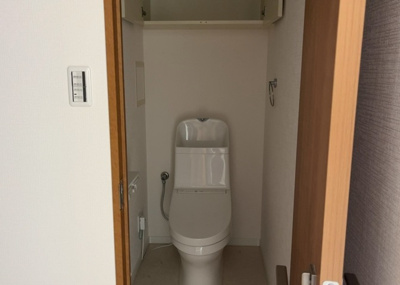 【トイレ】 | ラフィネグランヒルズ町田南 | トイレは大きさや形、機能、抗菌性などが異なる多種多彩なタイプが各メーカーから出ています。それぞれに良さがあるため、事前にどういったタイプのトイレがいいのかをご家庭内で決めて、内見に行くといいでしょう。