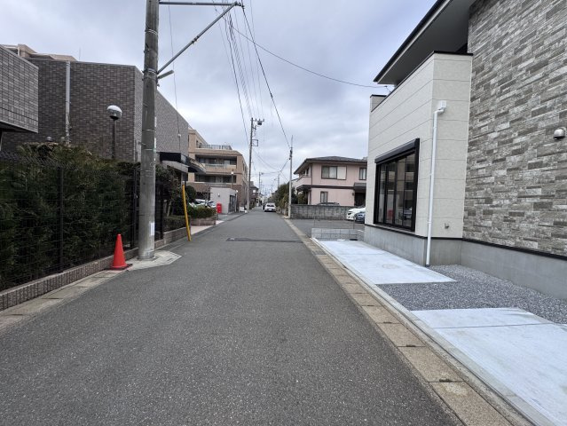 松戸市胡録台新築戸建【松ケ丘小学校：6分】の前面道路含む現地写真|南側前面道路・幅員約5ｍ