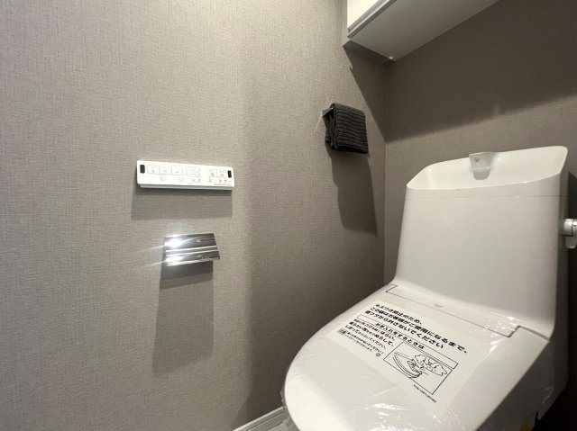 2駅利用可◎近いほうで3分・遠いほうで徒歩6分…え、近すぎん？少しは歩いた方が健康的よ！ジム、契約しますか？な、【藤和西横浜ハイタウン】リノベーションのトイレ|シンプルで使いやすいトイレです