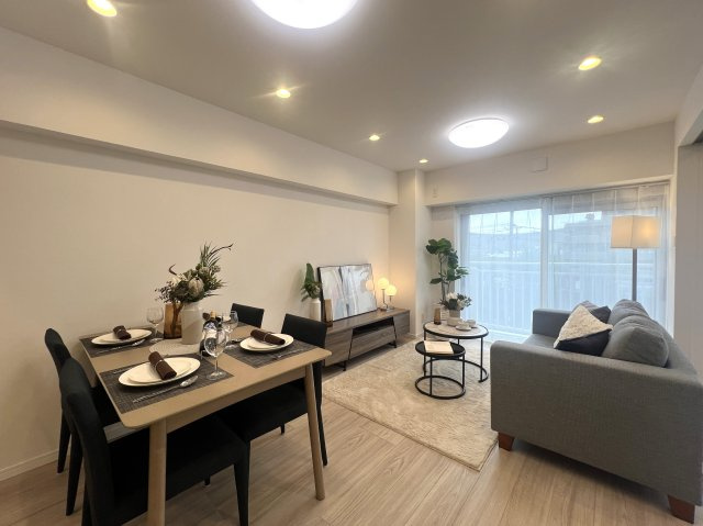 2駅利用可◎近いほうで3分・遠いほうで徒歩6分…え、近すぎん？少しは歩いた方が健康的よ！ジム、契約しますか？な、【藤和西横浜ハイタウン】リノベーションの居間・リビング|おしゃれな居間です
