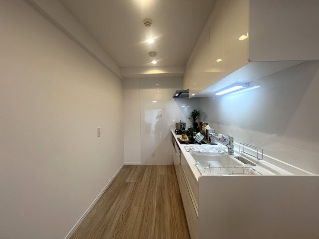 2駅利用可◎近いほうで3分・遠いほうで徒歩6分…え、近すぎん？少しは歩いた方が健康的よ！ジム、契約しますか？な、【藤和西横浜ハイタウン】リノベーションのキッチン|使いやすいキッチンです