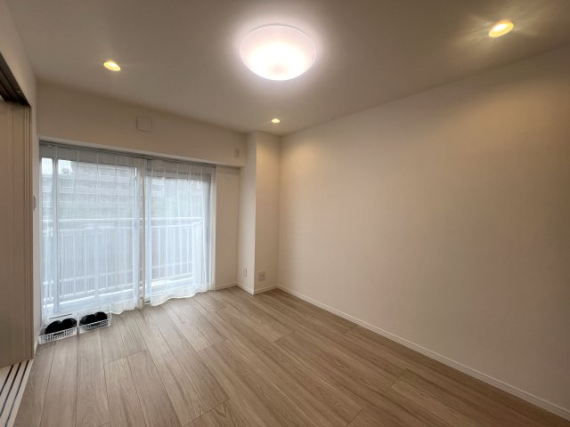 2駅利用可◎近いほうで3分・遠いほうで徒歩6分…え、近すぎん？少しは歩いた方が健康的よ！ジム、契約しますか？な、【藤和西横浜ハイタウン】リノベーションの洋室|ゆったりした洋室です