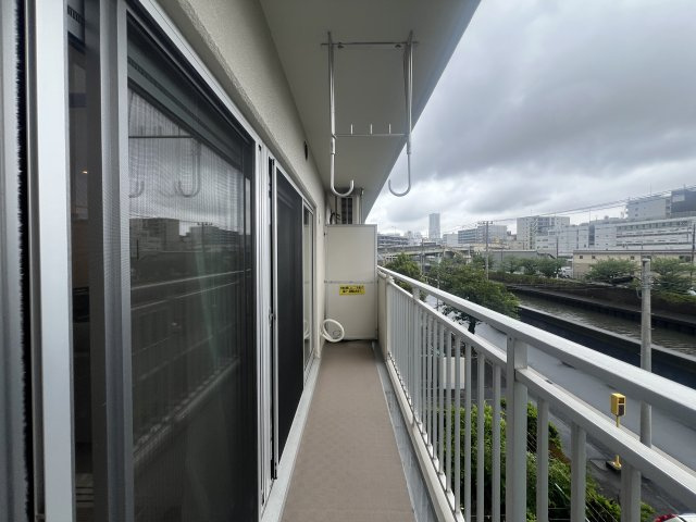 2駅利用可◎近いほうで3分・遠いほうで徒歩6分…え、近すぎん？少しは歩いた方が健康的よ！ジム、契約しますか？な、【藤和西横浜ハイタウン】リノベーションのバルコニー|バルコニー付きです
