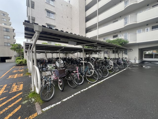 2駅利用可◎近いほうで3分・遠いほうで徒歩6分…え、近すぎん？少しは歩いた方が健康的よ！ジム、契約しますか？な、【藤和西横浜ハイタウン】リノベーションの駐輪場