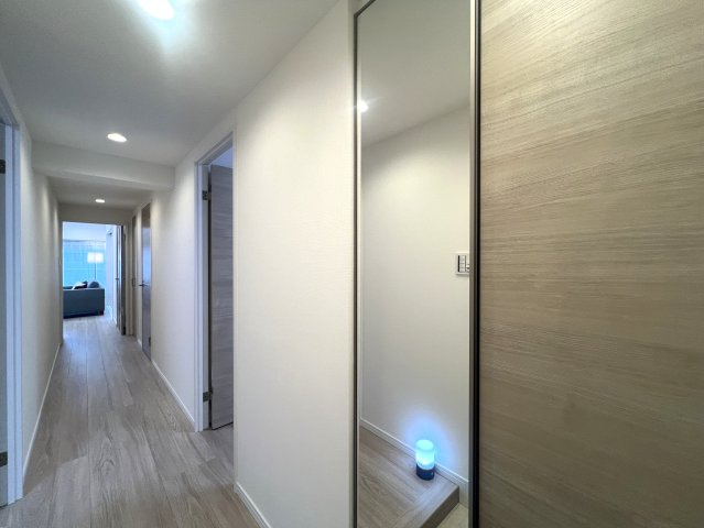 2駅利用可◎近いほうで3分・遠いほうで徒歩6分…え、近すぎん？少しは歩いた方が健康的よ！ジム、契約しますか？な、【藤和西横浜ハイタウン】リノベーションの玄関|玄関です