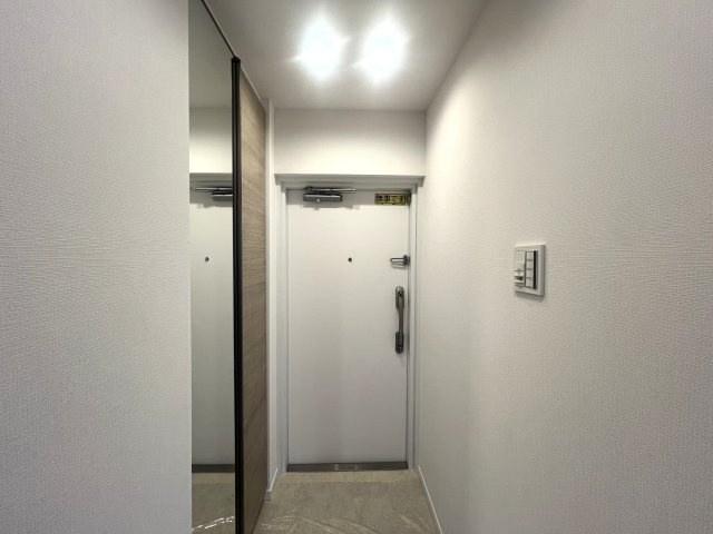 2駅利用可◎近いほうで3分・遠いほうで徒歩6分…え、近すぎん？少しは歩いた方が健康的よ！ジム、契約しますか？な、【藤和西横浜ハイタウン】リノベーションの玄関|毎日通る玄関はこちらです