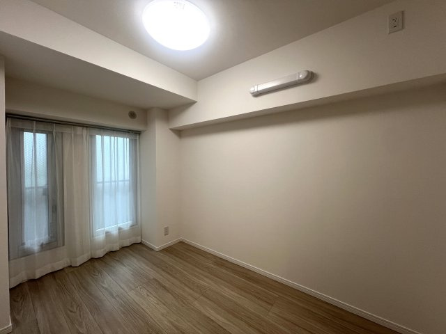 2駅利用可◎近いほうで3分・遠いほうで徒歩6分…え、近すぎん？少しは歩いた方が健康的よ！ジム、契約しますか？な、【藤和西横浜ハイタウン】リノベーションの洋室|使い勝手のいい洋室です