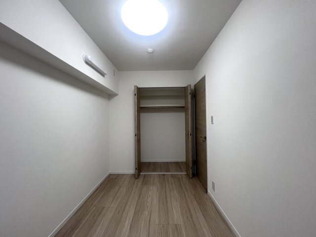 2駅利用可◎近いほうで3分・遠いほうで徒歩6分…え、近すぎん？少しは歩いた方が健康的よ！ジム、契約しますか？な、【藤和西横浜ハイタウン】リノベーションの洋室|きれいな洋室です