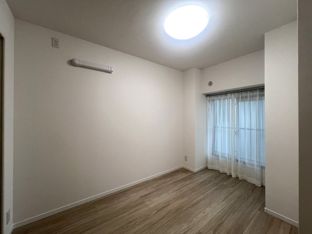 2駅利用可◎近いほうで3分・遠いほうで徒歩6分…え、近すぎん？少しは歩いた方が健康的よ！ジム、契約しますか？な、【藤和西横浜ハイタウン】リノベーションの洋室|使い勝手のいい洋室です