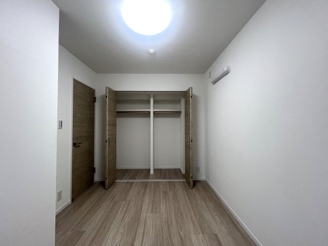 2駅利用可◎近いほうで3分・遠いほうで徒歩6分…え、近すぎん？少しは歩いた方が健康的よ！ジム、契約しますか？な、【藤和西横浜ハイタウン】リノベーションの洋室|洋室です