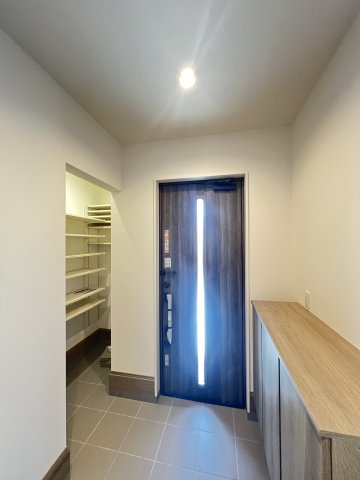 桜井市西之宮の玄関|明るい内玄関　土間収納とシューズボックス付き
