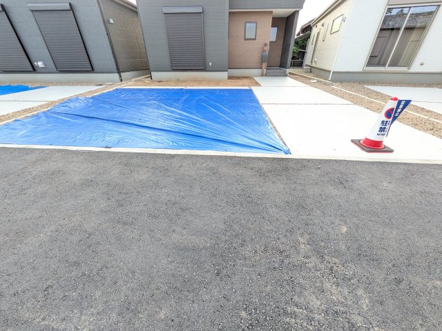 リーブルガーデン知多市金沢郷中第2　2号棟の駐車場|広々としたスペースで出入りもスムーズ。駐車時のストレスを軽減し、日常の便利さを高めてくれます♪駐車スペース2台～3台可能
