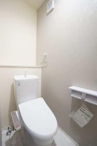 リーブルガーデン知多市金沢郷中第2　2号棟のトイレ|2ヶ所にトイレがあり、家族の朝の身支度時間もスムーズに！温水洗浄便座で冬は暖かく快適です！！