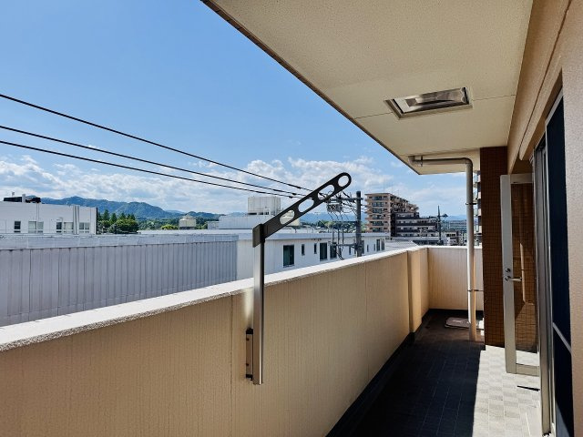 ライオンズグローベルめじろ台のバルコニー|～南西と北西それぞれにバルコニー有り　陽当たり・風通し・眺望良好です～