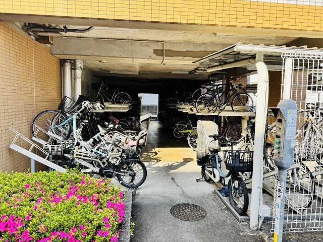 ライオンズグローベルめじろ台の駐輪場|～屋根付き駐輪場　雨の日も安心です～
