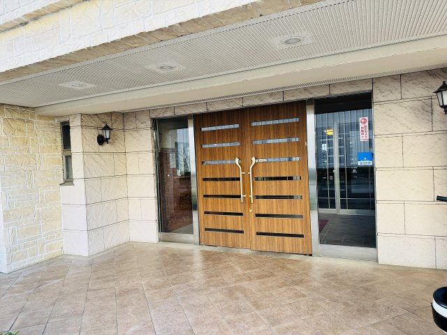 ライオンズグローベルめじろ台のエントランス|～管理形態は全部委託式　キレイにメンテナンスされているマンションです～