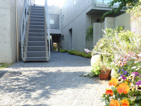 セリシエール神楽坂南町のエントランス|お花がかわいい♪
