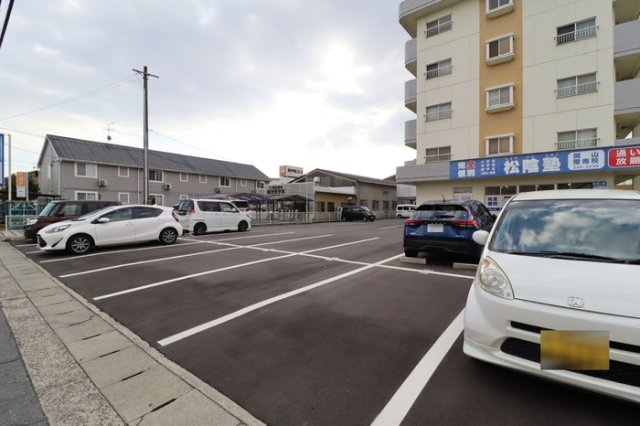 レジデンス板野の駐車場