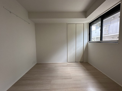 【寝室】 | 【新築】(仮称)ELPIS COURT KURIKI | ※施工中※洋室4.6帖☆玄関側にある角部屋です♪こちらのお部屋にもクローゼットがあります♪お洋服がスッキリ収納できて、整理しやすくなりますね☆