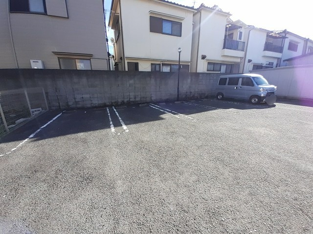 リープライツの駐車場