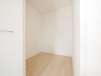 【洋室】 | 笛吹市石和町河内 新築戸建全2棟 2号棟 南道路・車並列3台 | 2階　洋室　8帖のウォークインクローゼット