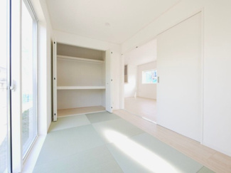 【和室】 | 笛吹市石和町河内 新築戸建全2棟 2号棟 南道路・車並列3台 | 1階　洋風和室　5帖