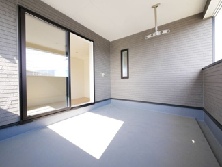 【バルコニー】 | 笛吹市石和町河内 新築戸建全2棟 2号棟 南道路・車並列3台 | 広々屋根付きのインナーバルコニー