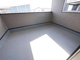 【バルコニー】 | 笛吹市石和町河内 新築戸建全2棟 2号棟 南道路・車並列3台 | 約６帖サイズのバルコニー　