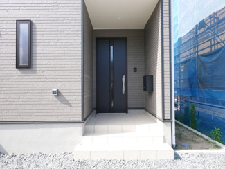【玄関】 | 笛吹市石和町河内 新築戸建全2棟 2号棟 南道路・車並列3台 | 庇付きの玄関