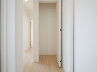 【収納】 | 笛吹市石和町河内 新築戸建全2棟 2号棟 南道路・車並列3台 | 2階廊下収納