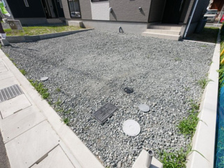 【駐車場】 | 笛吹市石和町河内 新築戸建全2棟 2号棟 南道路・車並列3台 | カースペースは並列３台分