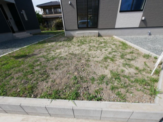 【庭】 | 笛吹市石和町河内 新築戸建全2棟 2号棟 南道路・車並列3台 | カースペースの他にお庭付き