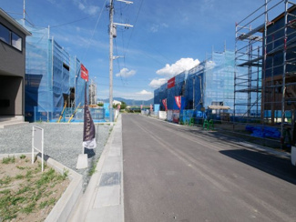 【前面道路含む現地写真】 | 笛吹市石和町河内 新築戸建全2棟 2号棟 南道路・車並列3台 | 南側前面道路