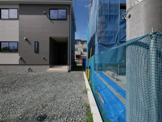 【周辺】 | 笛吹市石和町河内 新築戸建全2棟 2号棟 南道路・車並列3台 | 敷地東側境界