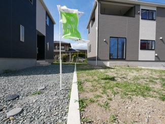 【周辺】 | 笛吹市石和町河内 新築戸建全2棟 2号棟 南道路・車並列3台 | 敷地西側境界