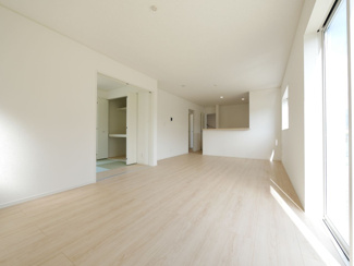 【居間・リビング】 | 笛吹市石和町河内 新築戸建全2棟 2号棟 南道路・車並列3台 | 18帖の南向きリビング