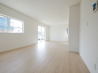 【居間・リビング】 | 笛吹市石和町河内 新築戸建全2棟 2号棟 南道路・車並列3台 | 18帖の南向きで明るいリビング