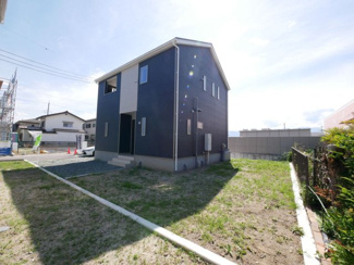 【外観】 | 笛吹市石和町河内 新築戸建 全2棟 1号棟 車3台 南道路 | 建物完成済み　敷地北側にも広々スペースあり