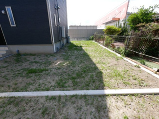 【庭】 | 笛吹市石和町河内 新築戸建 全2棟 1号棟 車3台 南道路 | 敷地北側　大型物置なども設置可能な広さ