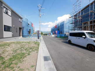 【前面道路含む現地写真】 | 笛吹市石和町河内 新築戸建 全2棟 1号棟 車3台 南道路 | 前面道路は約６メートル