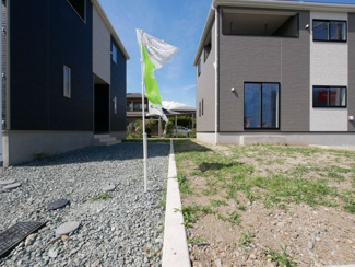 【周辺】 | 笛吹市石和町河内 新築戸建 全2棟 1号棟 車3台 南道路 | 敷地東側境界