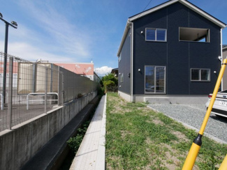 【周辺】 | 笛吹市石和町河内 新築戸建 全2棟 1号棟 車3台 南道路 | 敷地西側境界