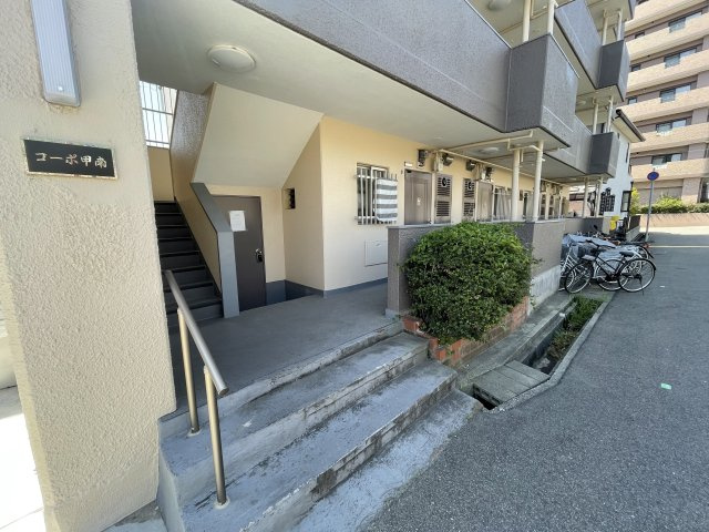 コーポ甲南のエントランス