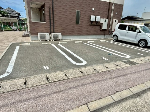 プレジール神爪の駐車場